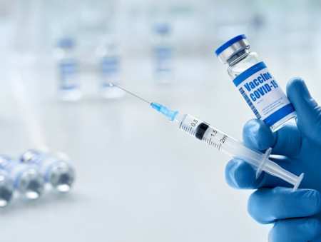 Trwają szczepienia przeciw COVID-19