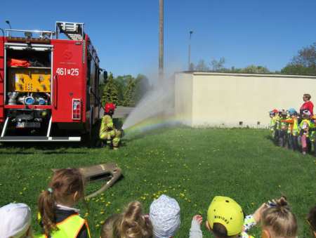 Przedszkolaki poznawały pracę strażaków