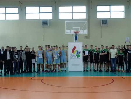 Emocje koszykarskie w hali sportowej