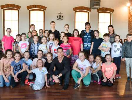 Dzieci uczą się pod okiem profesjonalistów