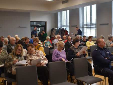 Policjanci debatowali z seniorami