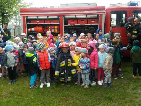 Dzieci poznawały pracę strażaka
