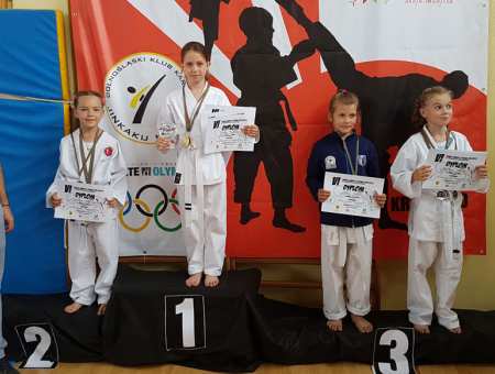 32 medale młodych karateków