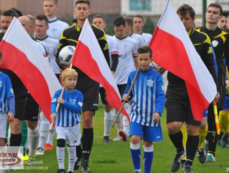 Piłkarze w regionie uczcili 100-lecie niepodległości